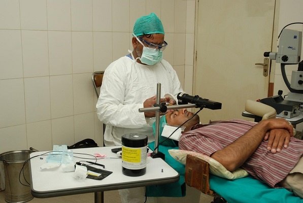 What are treatment methods for keratoconus?